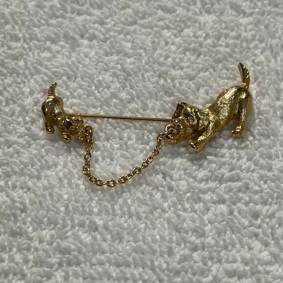 Vintage Avon mama dog and puppy playing chained brooch - Picture 1 of 6